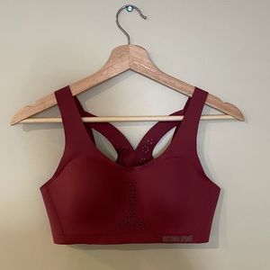 Victoria’s Secret 34B sports bra in burgundy